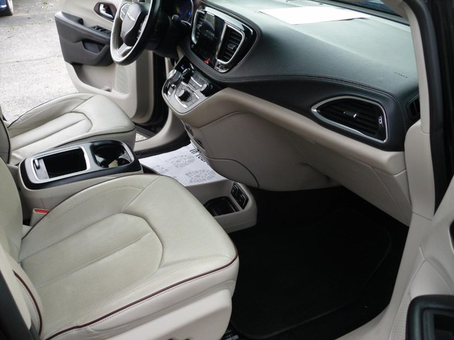 Chrysler Pacifica Vehicle Full-screen Gallery Image 07