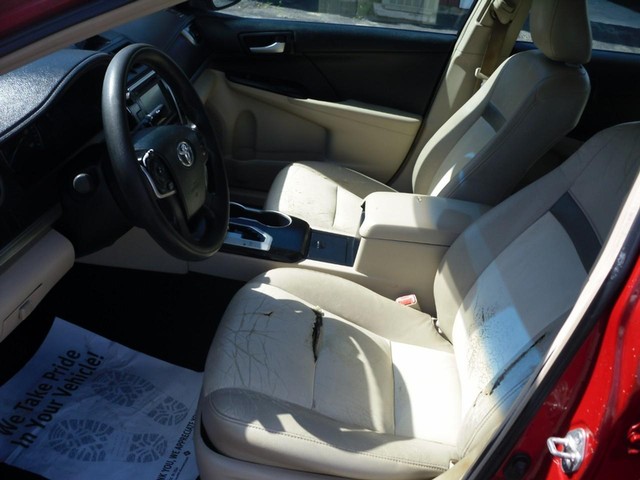 Toyota Camry Vehicle Full-screen Gallery Image 04