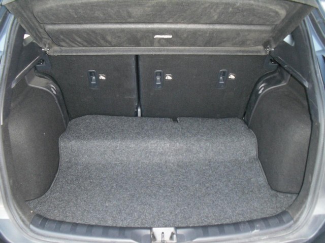 Nissan Kicks Vehicle Full-screen Gallery Image 08