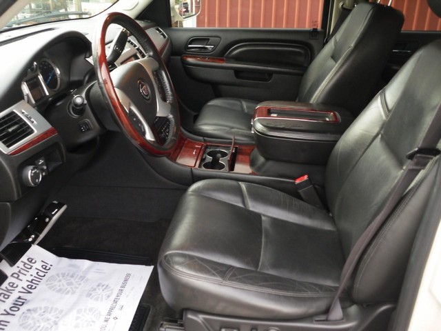 Cadillac Escalade Vehicle Full-screen Gallery Image 04