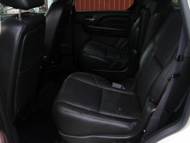 Cadillac Escalade Vehicle Full-screen Gallery Image 05