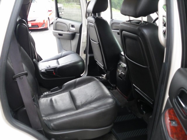 Cadillac Escalade Vehicle Full-screen Gallery Image 07