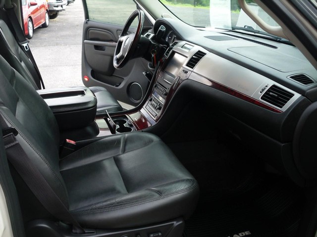 Cadillac Escalade Vehicle Full-screen Gallery Image 08