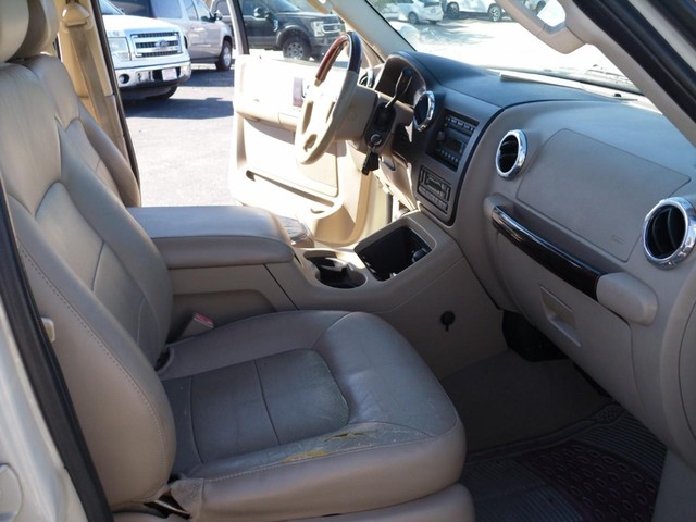 Ford Expedition Vehicle Full-screen Gallery Image 07
