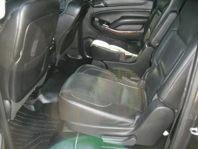 Chevrolet Suburban Vehicle Full-screen Gallery Image 05