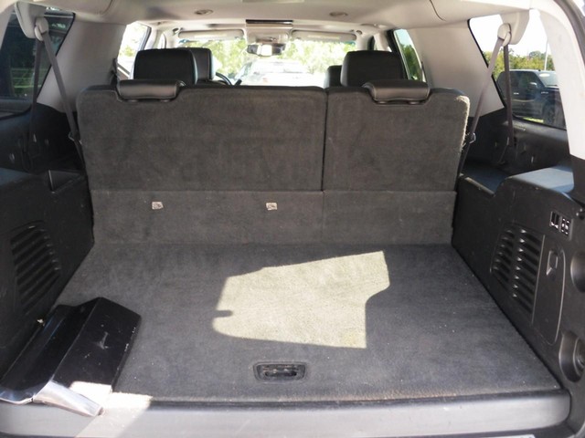 Chevrolet Suburban Vehicle Full-screen Gallery Image 08