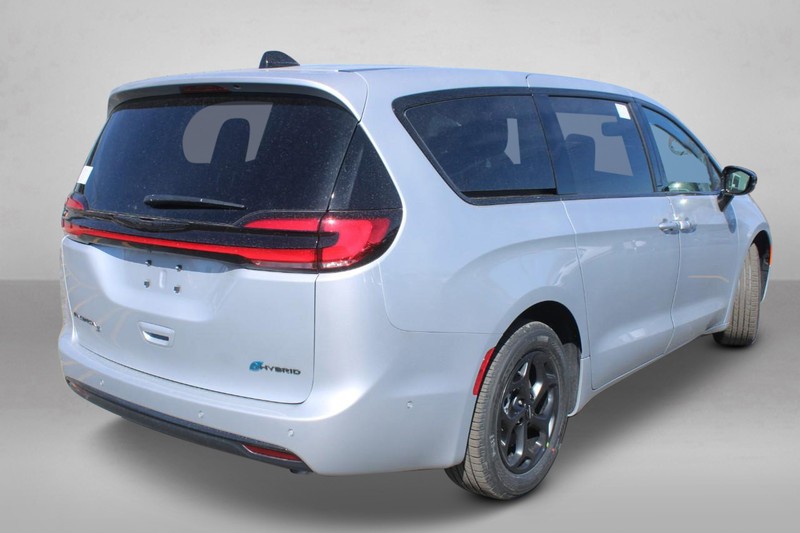 Chrysler Pacifica Vehicle Image 03