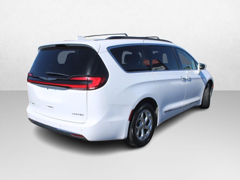 Chrysler Pacifica Vehicle Image 03