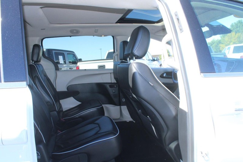 Chrysler Pacifica Vehicle Image 12