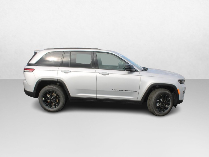 Jeep Grand Cherokee Vehicle Image 02