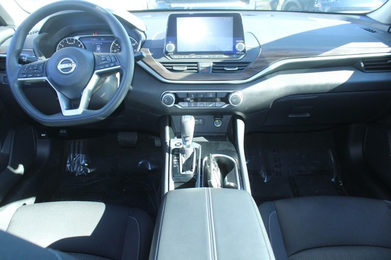 Nissan Altima Vehicle Image 13