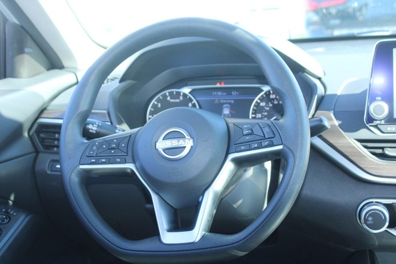 Nissan Altima Vehicle Image 14