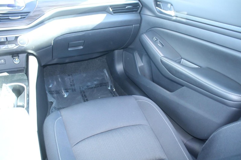 Nissan Altima Vehicle Image 16