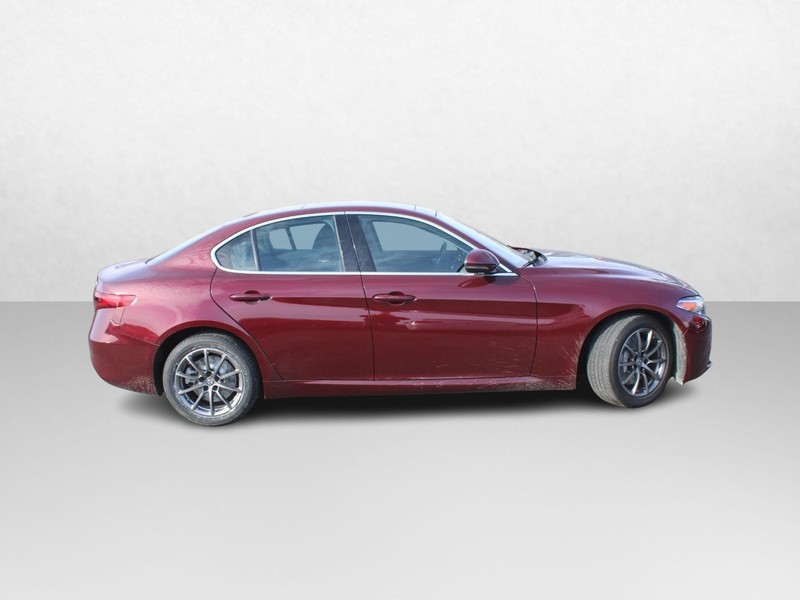 Alfa Romeo Giulia Vehicle Image 02