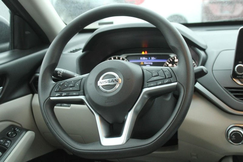 Nissan Altima Vehicle Image 14