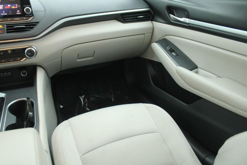 Nissan Altima Vehicle Image 16