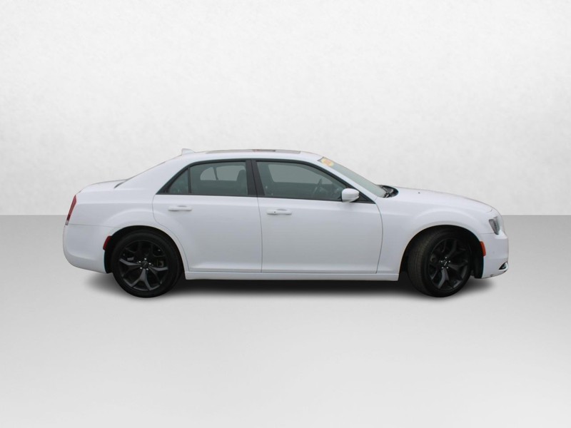 Chrysler 300 Vehicle Image 02