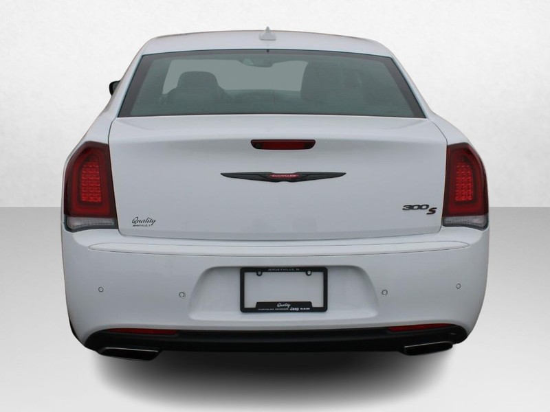 Chrysler 300 Vehicle Image 04