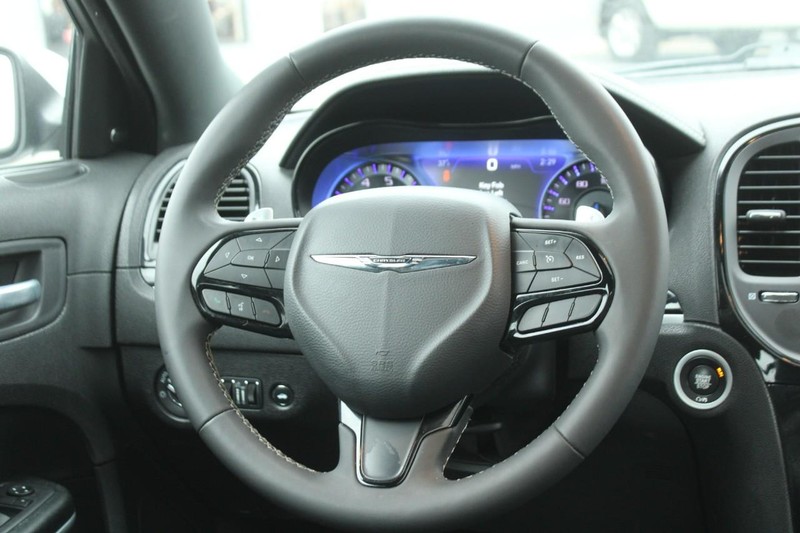 Chrysler 300 Vehicle Image 14