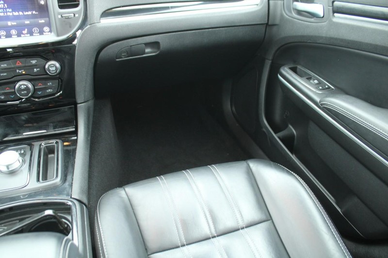 Chrysler 300 Vehicle Image 16