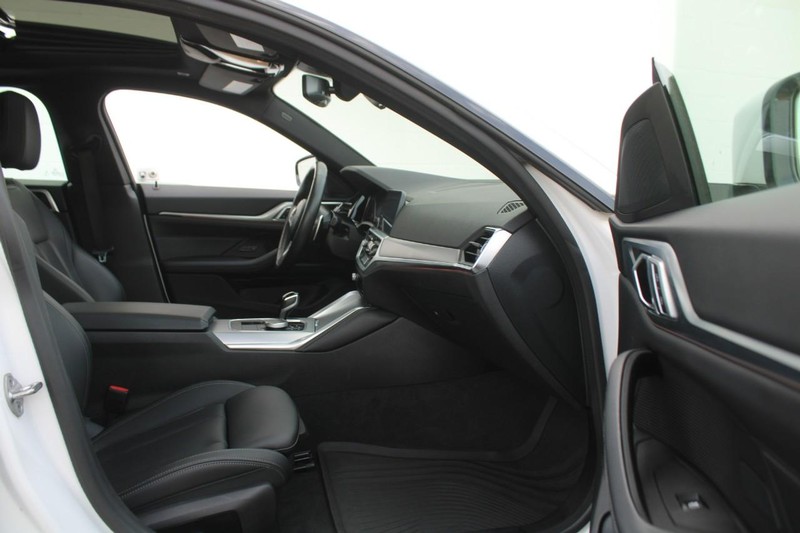 BMW 4 Series Vehicle Image 11