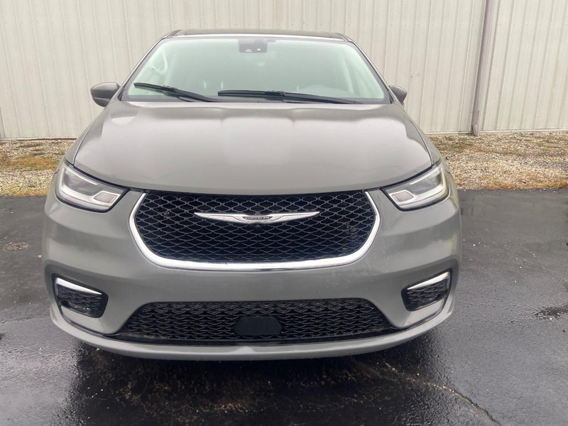 Chrysler Pacifica Vehicle Image 02