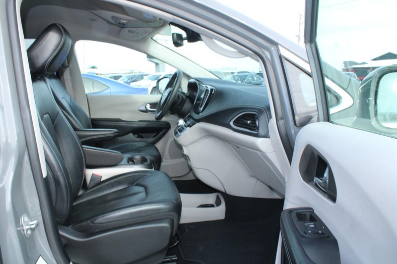 Chrysler Pacifica Vehicle Image 11