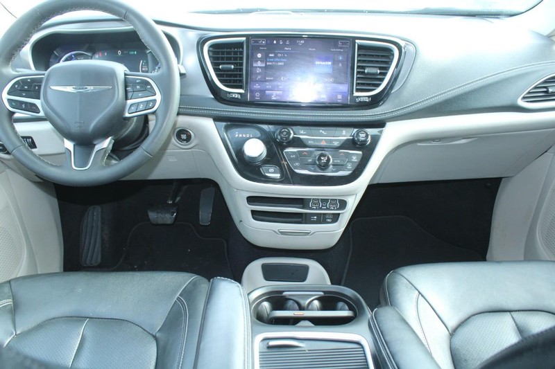 Chrysler Pacifica Vehicle Image 13