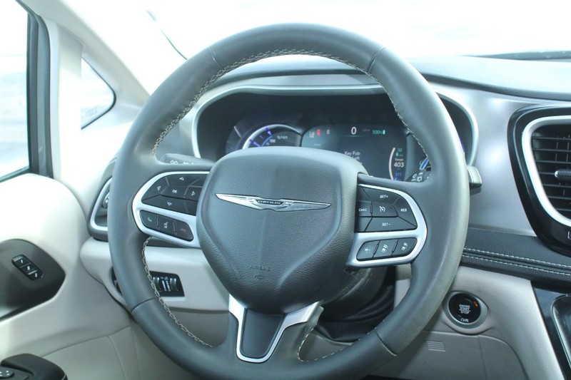 Chrysler Pacifica Vehicle Image 14
