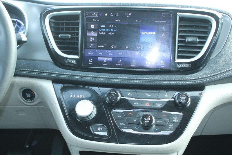 Chrysler Pacifica Vehicle Image 15