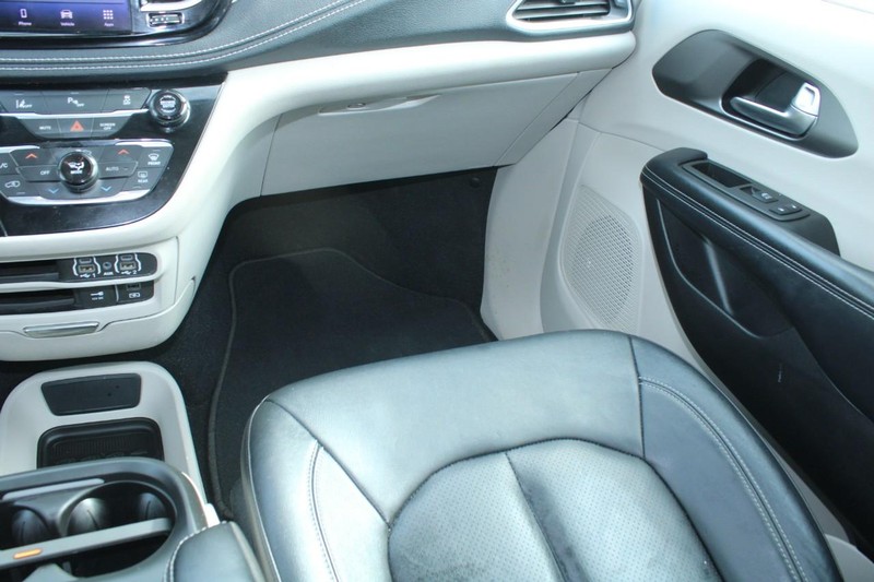 Chrysler Pacifica Vehicle Image 16