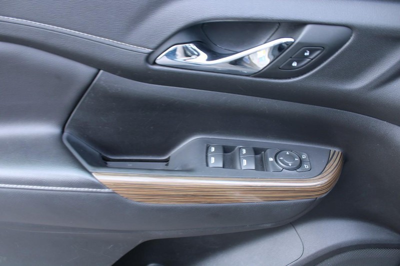 GMC Acadia Vehicle Image 09