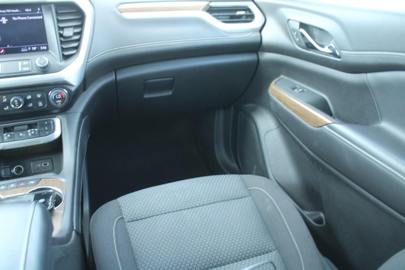 GMC Acadia Vehicle Image 16