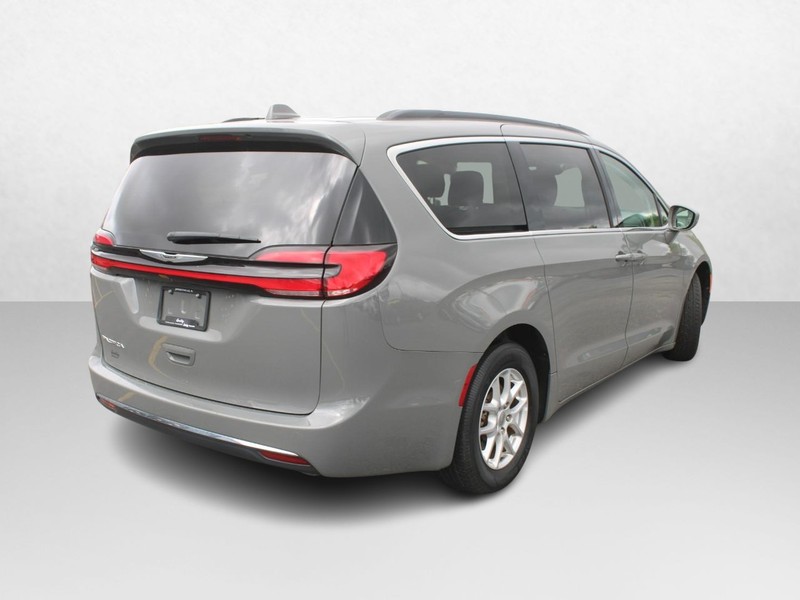Chrysler Pacifica Vehicle Image 03