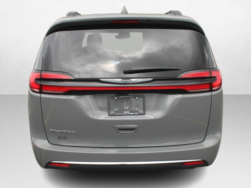 Chrysler Pacifica Vehicle Image 04