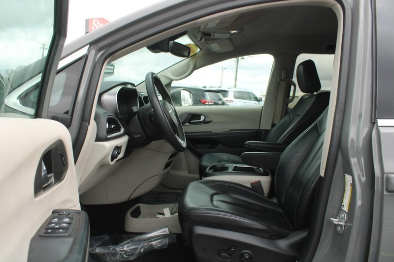 Chrysler Pacifica Vehicle Image 08