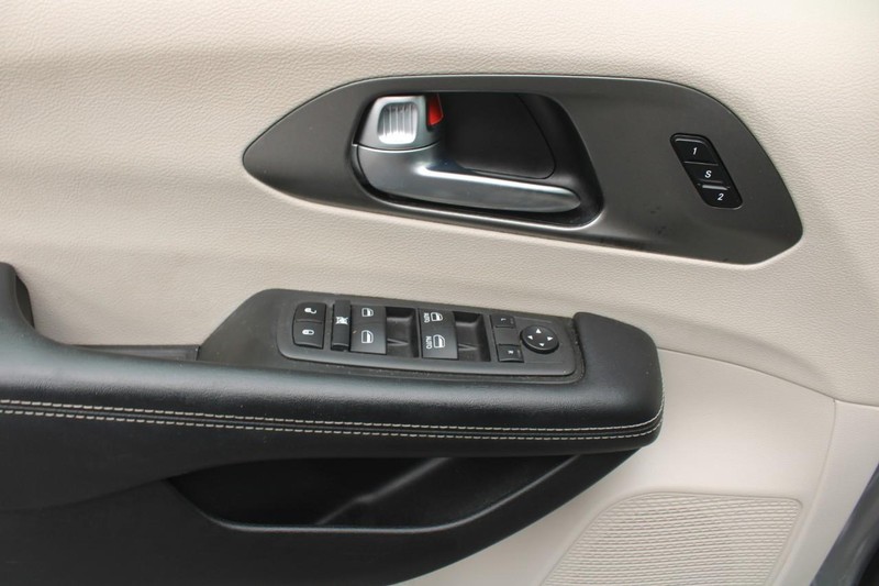 Chrysler Pacifica Vehicle Image 09