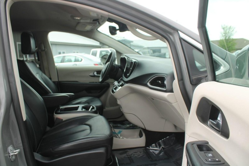 Chrysler Pacifica Vehicle Image 11