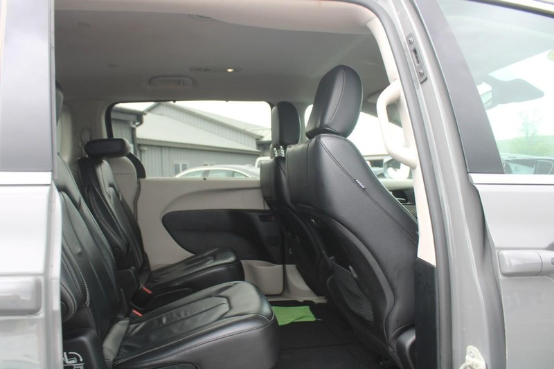 Chrysler Pacifica Vehicle Image 12