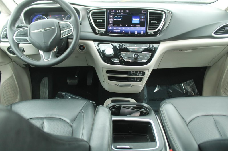 Chrysler Pacifica Vehicle Image 13