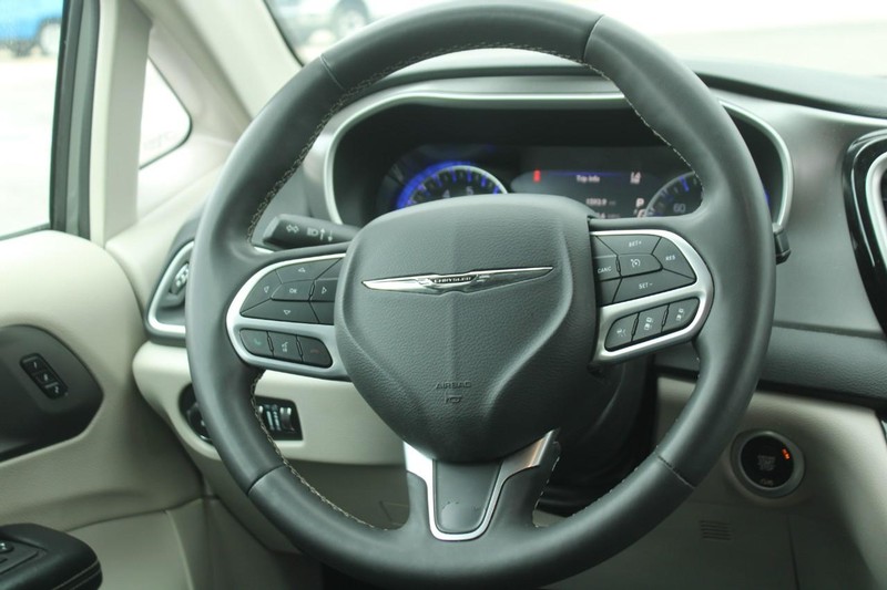 Chrysler Pacifica Vehicle Image 14