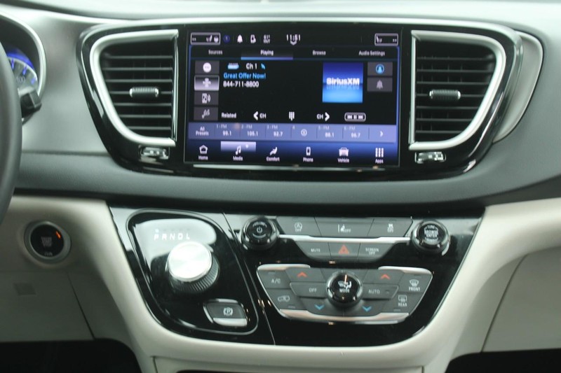 Chrysler Pacifica Vehicle Image 15