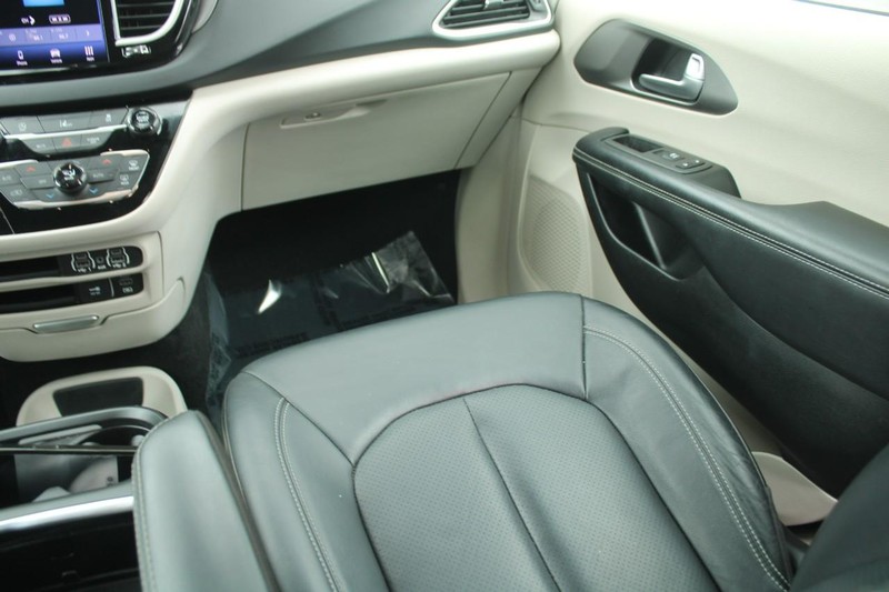 Chrysler Pacifica Vehicle Image 16