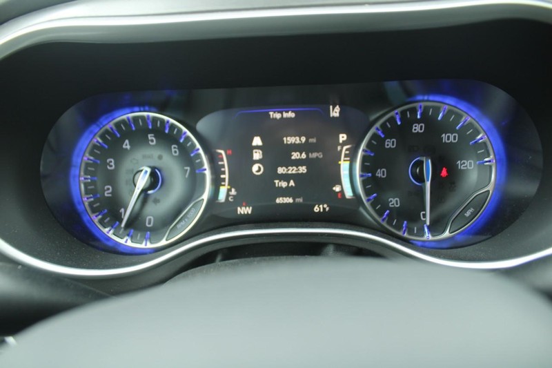 Chrysler Pacifica Vehicle Image 18