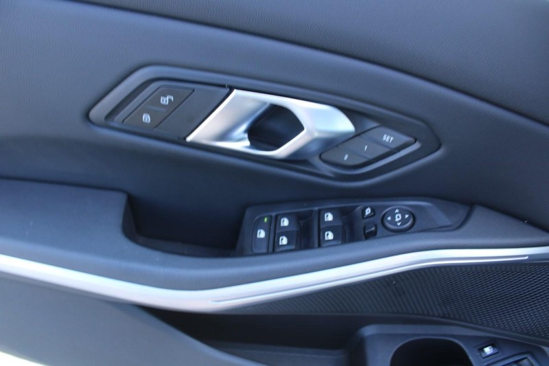 BMW 3 Series Vehicle Image 09
