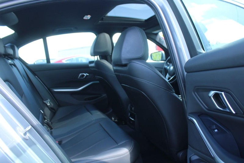 BMW 3 Series Vehicle Image 11