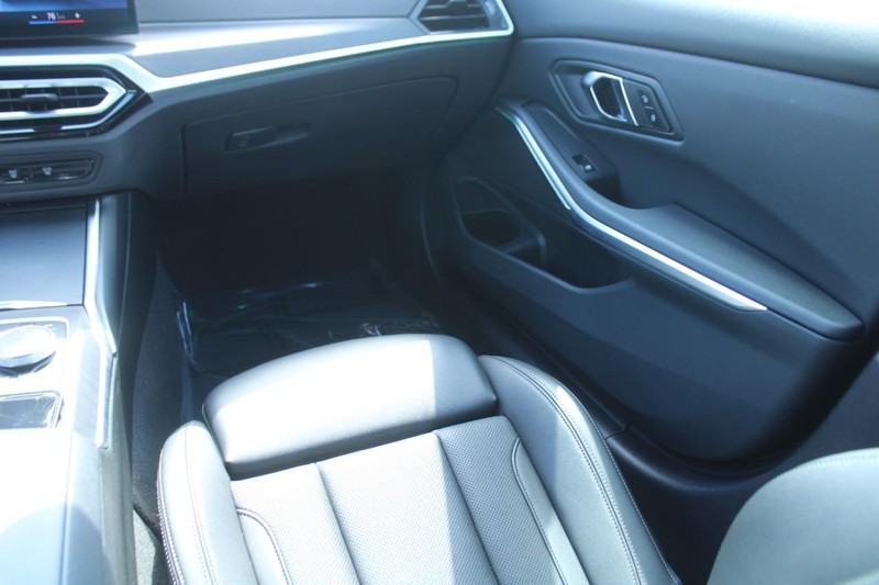 BMW 3 Series Vehicle Image 15