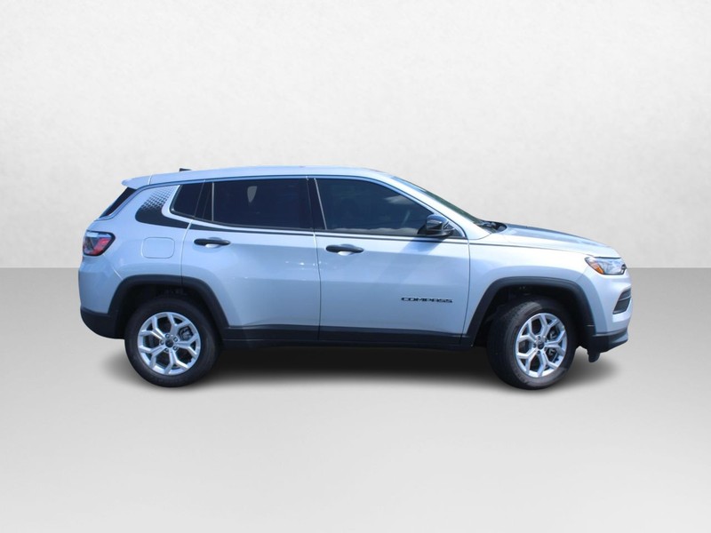 Jeep Compass Vehicle Image 02