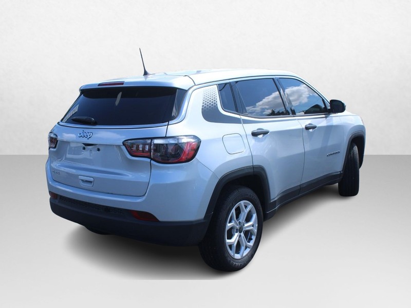 Jeep Compass Vehicle Image 03