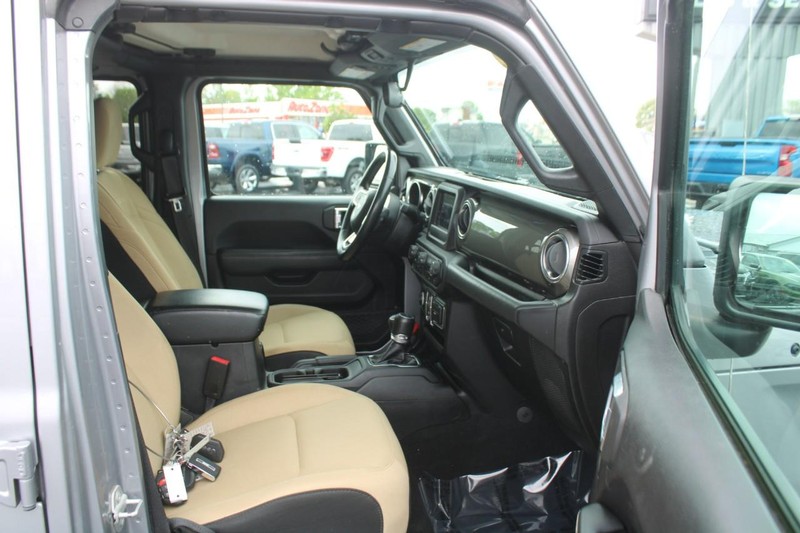 Jeep Gladiator Vehicle Image 12